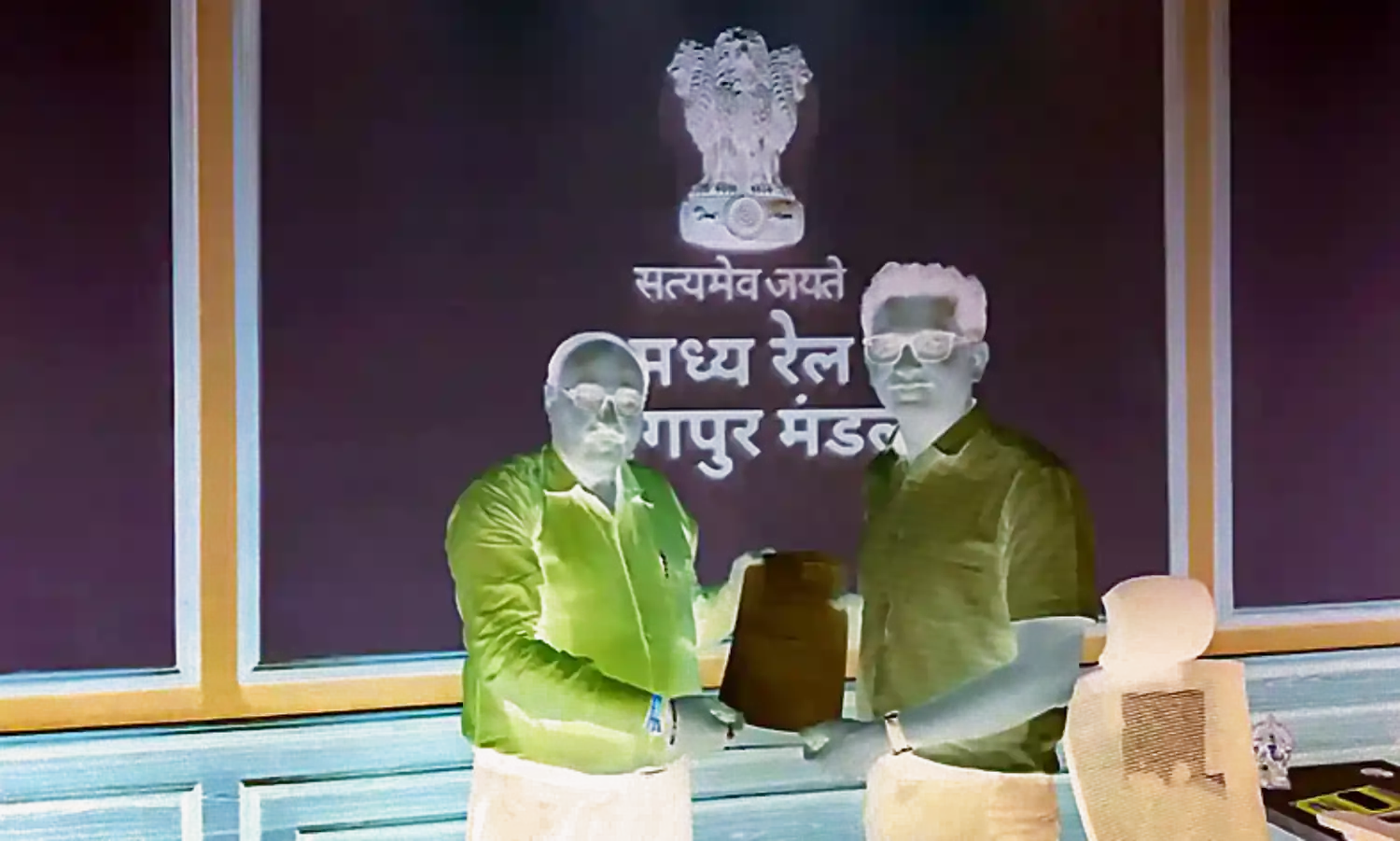 दुरंतो में स्लीपर कोच कम, यात्री हो रहे परेशान