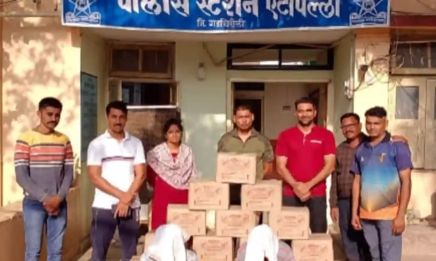 जंगल में छिपा रखी थी शराब, पुलिस की दबिश