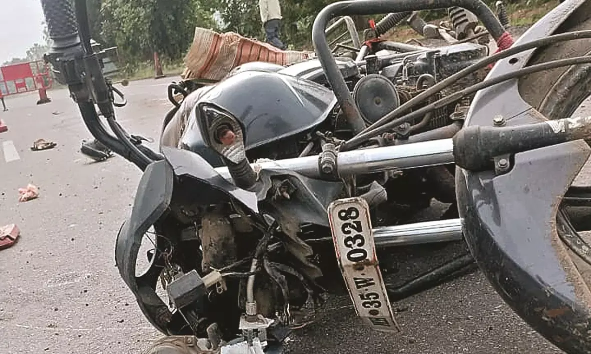 ट्रक ने बाइक को उड़ाया पिता-पुत्र की मौत