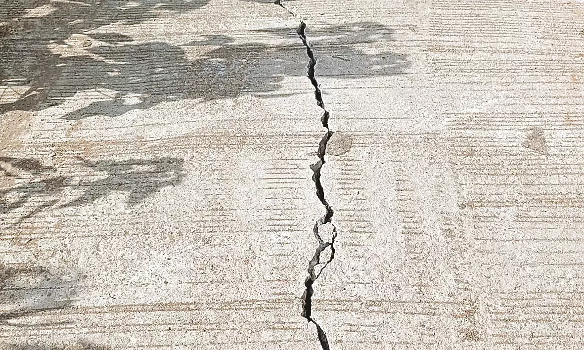 चार माह पूर्व बनाई गई सीमेंट सड़क हुई दो फाड़