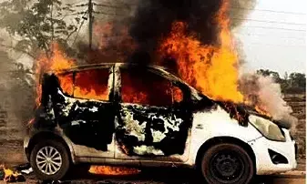 चलती कार जलकर खाक, दमकल ने बुझाई आग