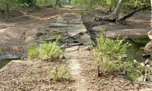 ब्रिटिशकालीन पुल जर्जर, जानलेवा हुआ सफर