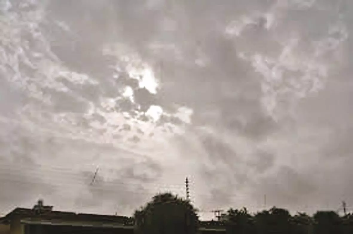 आसमान में डटे रहे बादल लेकिन बरसे नहीं आसमान में डटे रहे बादल लेकिन बरसे नहीं