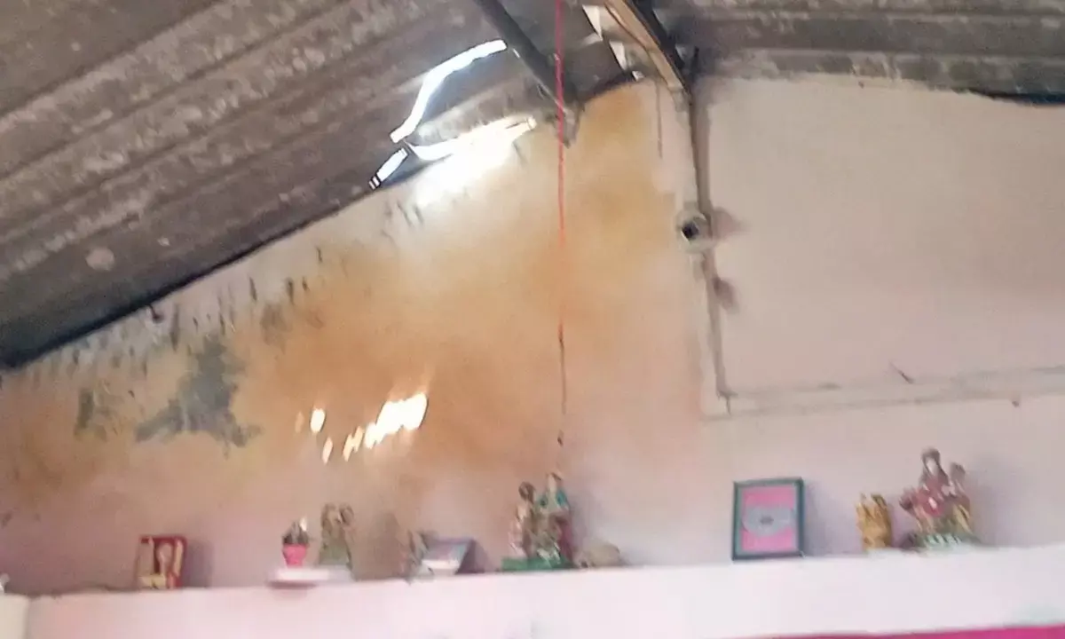 आकाशीय बिजली गिरने से घर के इलेक्ट्रिक तथा इलेक्ट्रानिक सामान जले