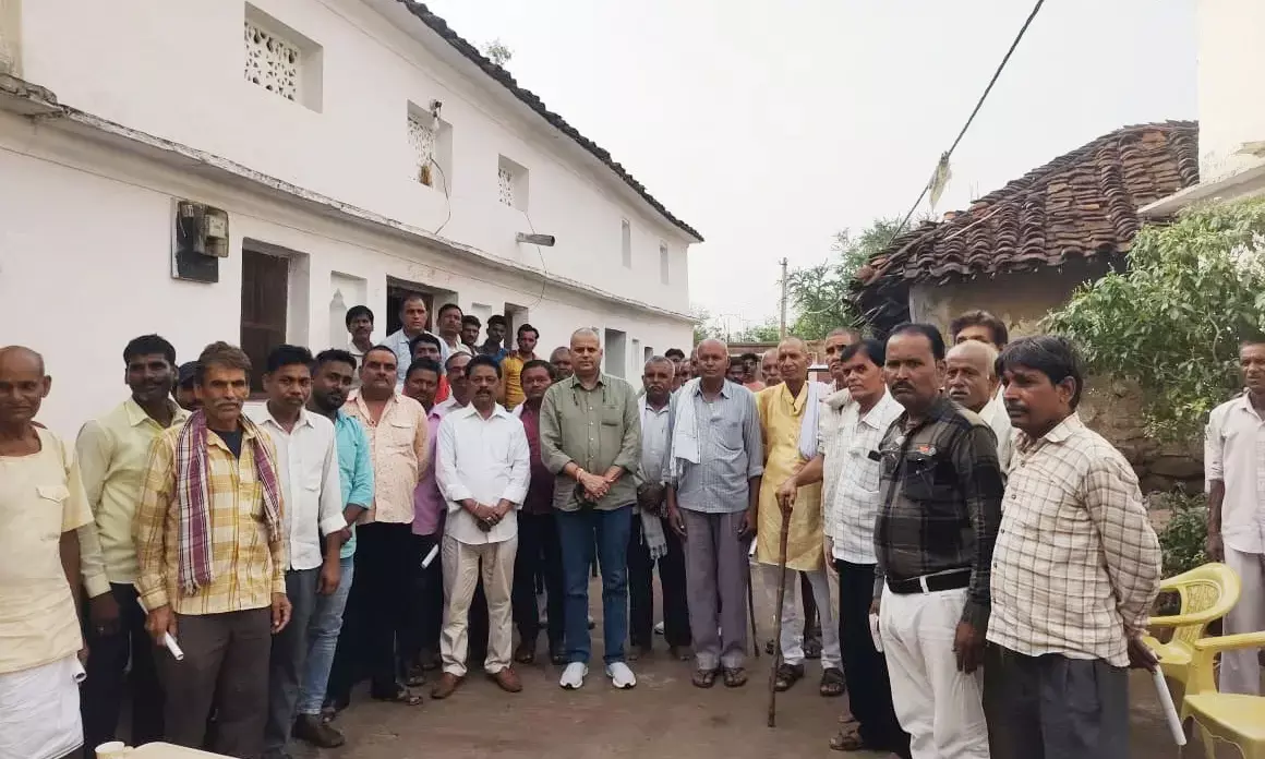 कांग्रेस नेता ने मकरदगंज व झरकुआ में ग्रामीणों से की मुलाकात