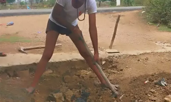 नाली जाम होने से घर में घुसा पानी
