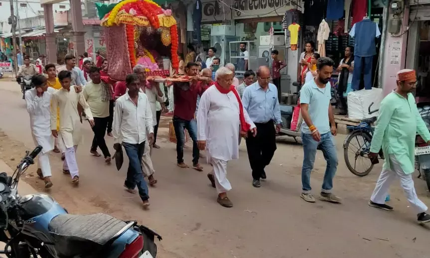 जनकपुर के लिए नगर से निकली देवी लक्ष्मी जू की सवारी