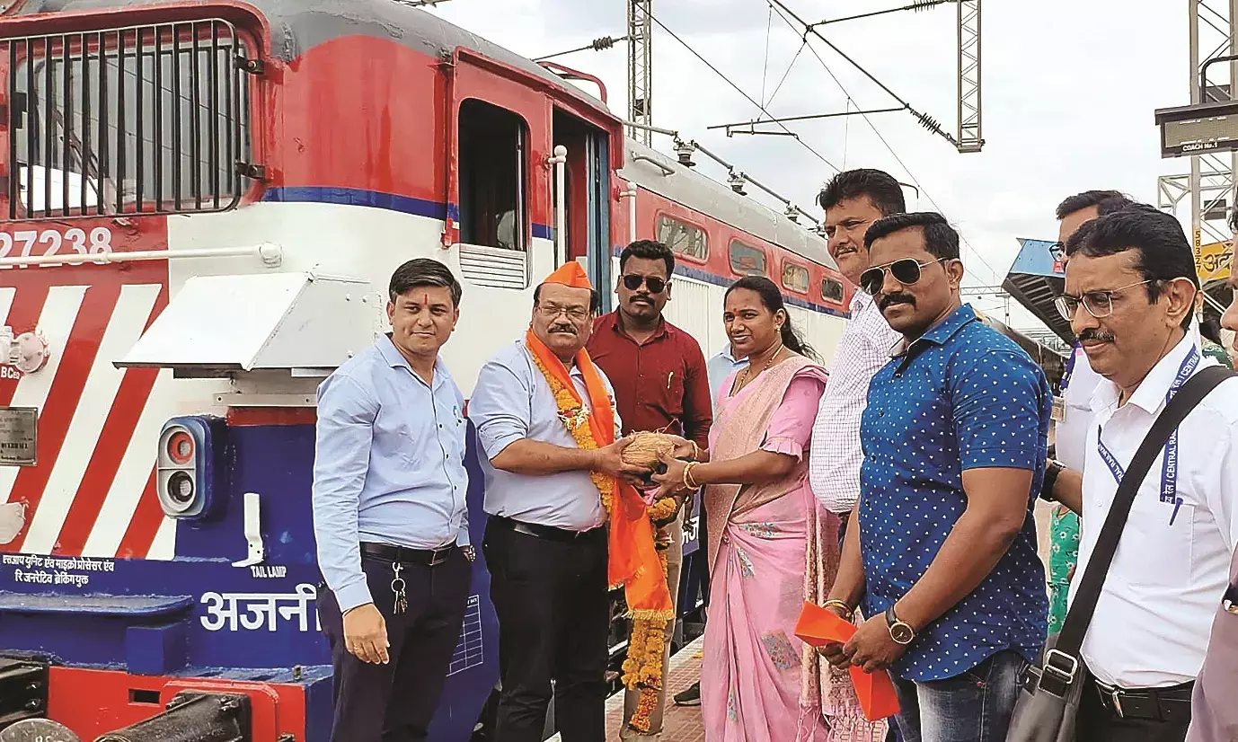 नागपुर-मिरज ट्रेन का श्री विट्‌ठल के भक्तों ने किया जोरदार स्वागत