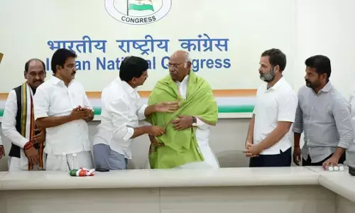 तेलंगाना विधानसभा चुनाव से पहले केसीआर के कई नेताओं ने थामा कांग्रेस का हाथ, राहुल गांधी और मल्लिकार्जुन खड़गे ने दिलाई सदस्यता