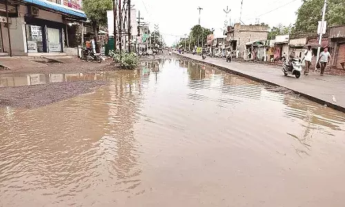 पुलगांव-नाचनगांव मार्ग तालाब में तब्दील, पीडबल्यूडी विभाग की खुली पोल