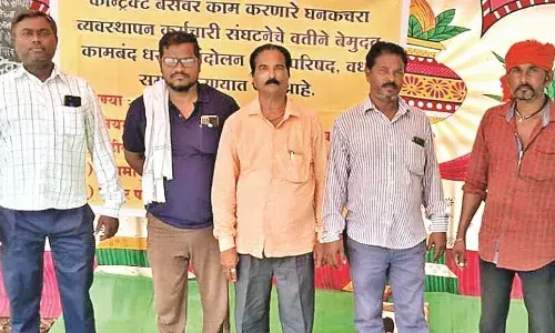 चार कर्मियों को काम से निकाला, ठेका सफाई कर्मियों का आंदोलन जारी