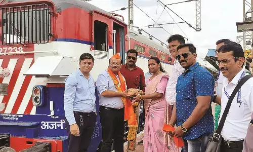 नागपुर-मिरज ट्रेन का श्री विट्ठल के भक्तों ने किया जोरदार स्वागत नागपुर-मिरज ट्रेन का श्री विट्ठल के भक्तों ने किया जोरदार स्वागत