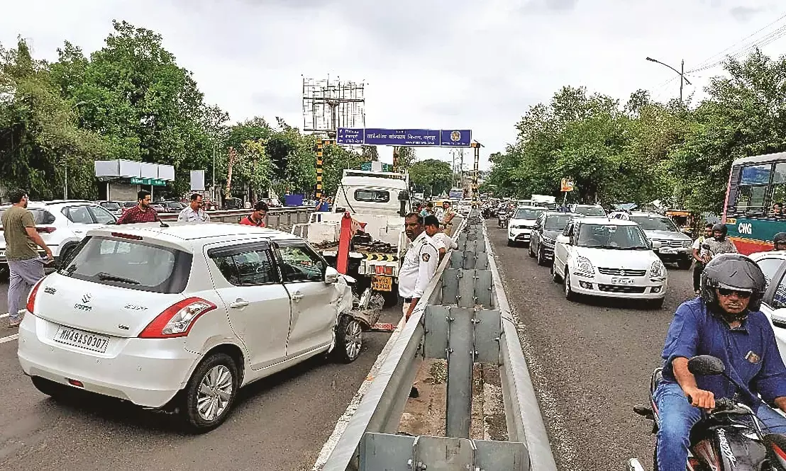 स्टेयरिंग अचानक लॉक होने पर कार रेलिंग से टकराई