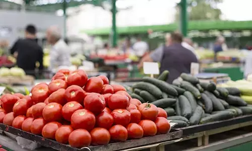 मौसम की मार से टमाटर की कीमतों में भारी उछाल