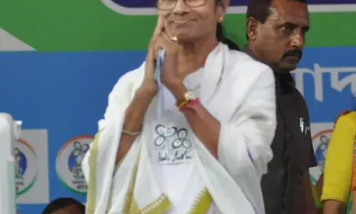 ममता बनर्जी के हेलीकॉप्टर की इमरजेंसी लैंडिंग ममता बनर्जी के हेलीकॉप्टर की इमरजेंसी लैंडिंग