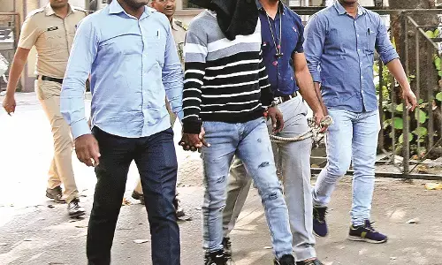 पुजारी के कई पेंच- आतंकी साथियों से संपर्क में रहने नई तकनीक का करता रहा है इस्तेमाल पुजारी के कई पेंच- आतंकी साथियों से संपर्क में रहने नई तकनीक का करता रहा है इस्तेमाल