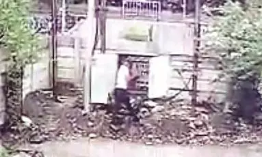 फुटेज वायरल - सिपाही ने बिजली की डीपी में हाथ डालकर मौत को गले लगाया फुटेज वायरल - सिपाही ने बिजली की डीपी में हाथ डालकर मौत को गले लगाया