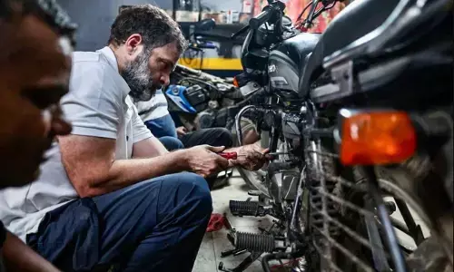 अचानक राजधानी दिल्ली में गैरेज की दुकान में पहुंचे राहुल गांधी, सीखा बाइक रिपेयरिंग काम, देखें फोटों