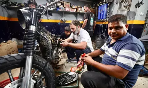 राहुल गांधी ने दिल्ली में बाइक मैकेनिकों से बातचीत की
