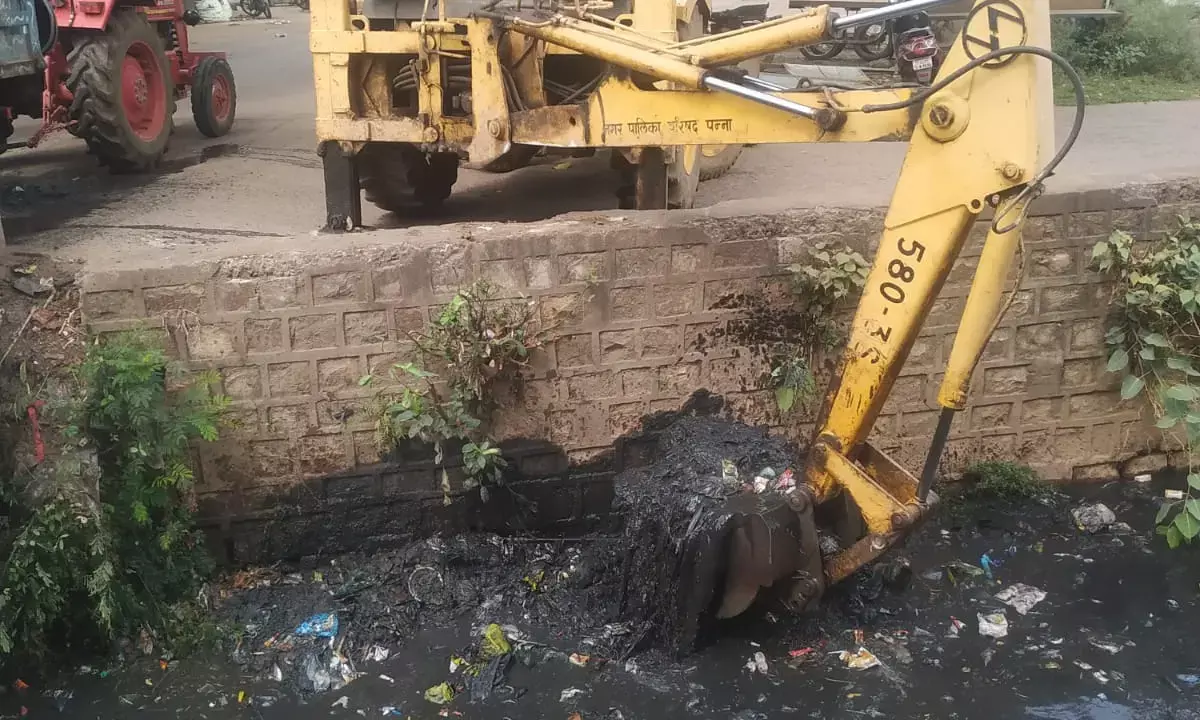 नगर पालिका अमले द्वारा कराई गई नालों की सफाई