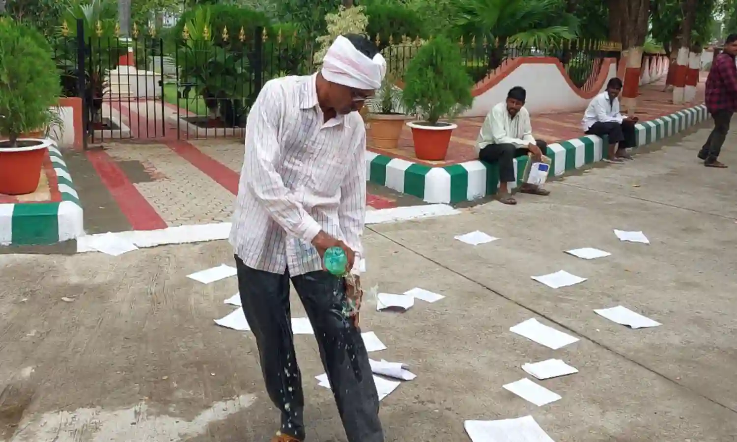 जिलाधीश कार्यालय में प्रकल्पग्रस्त ने किया आत्मदाह का प्रयास