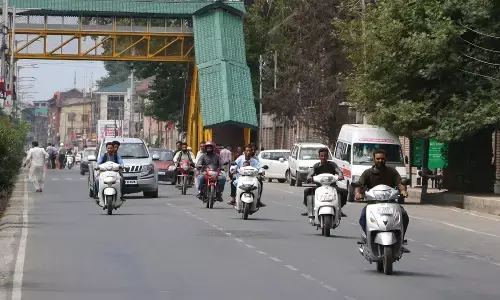 कश्मीर में ईद पर खरीदारी फीकी कश्मीर में ईद पर खरीदारी फीकी