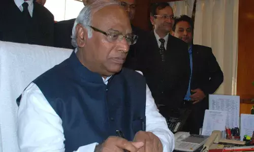 मल्लिकार्जुन खड़गे ने नरसिम्हा राव को उनकी जयंती पर श्रद्धांजलि दी मल्लिकार्जुन खड़गे ने नरसिम्हा राव को उनकी जयंती पर श्रद्धांजलि दी