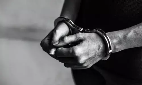 गुजरात : कांग्रेस विधायक की पत्नी का आईफोन छीनने वाला गिरफ्तार गुजरात : कांग्रेस विधायक की पत्नी का आईफोन छीनने वाला गिरफ्तार