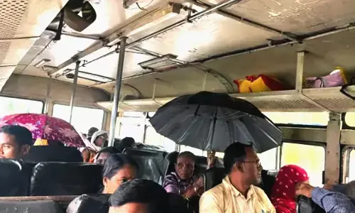 बस के भीतर छाता खोलकर सफर करने पर यात्री विवश