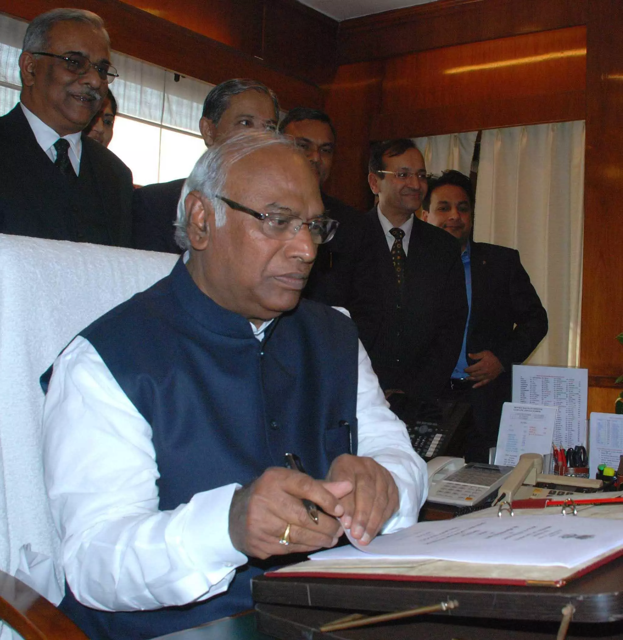 मल्लिकार्जुन खड़गे ने नरसिम्हा राव को उनकी जयंती पर श्रद्धांजलि दी मल्लिकार्जुन खड़गे ने नरसिम्हा राव को उनकी जयंती पर श्रद्धांजलि दी