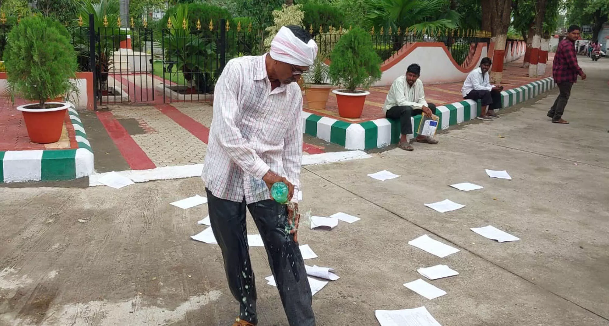 जिलाधीश कार्यालय में प्रकल्पग्रस्त ने किया आत्मदाह का प्रयास जिलाधीश कार्यालय में प्रकल्पग्रस्त ने किया आत्मदाह का प्रयास