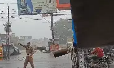 नोएडा में सुबह से ही तेज बारिश, ईद को लेकर सुरक्षा कड़ी