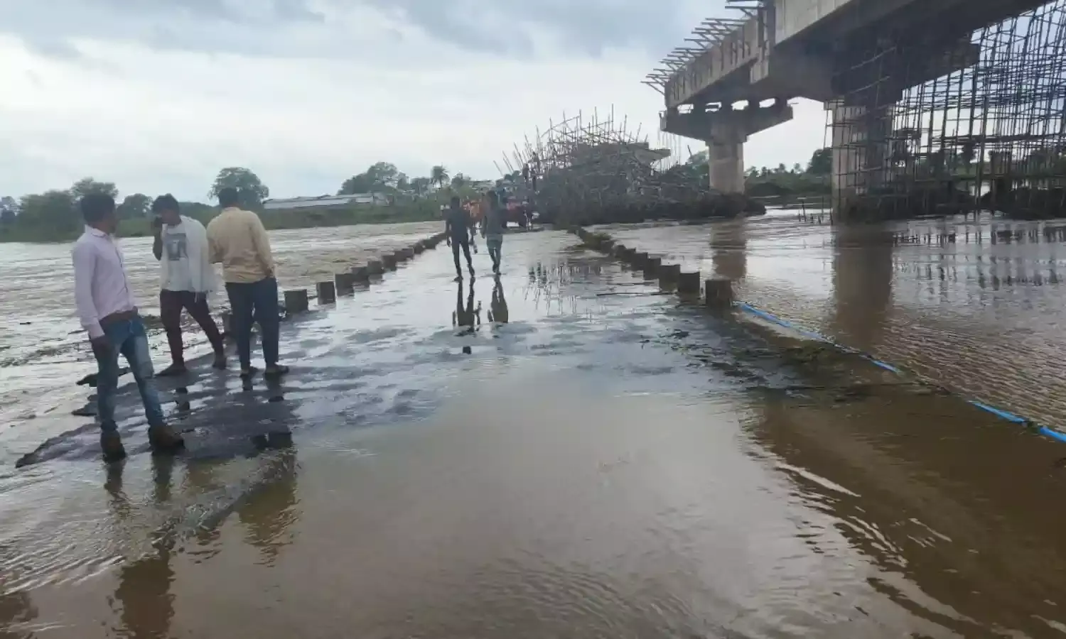वैनगंगा उफनाने से पेड़ पर चढ़े ग्रामीण को हैलीकॉप्टर से रेस्क्यू कर बचाया