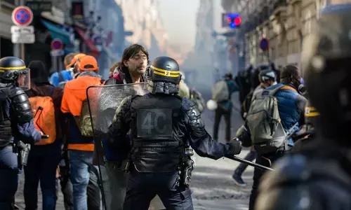 फ्रांस में पुलिस द्वारा एक लड़के की हत्या पर हिंसक विरोध प्रदर्शन, 77 गिरफ्तार