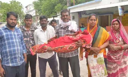 सर्पदंश से मासूम की मौत, नहीं मिला शव वाहन, चादर में लपेटकर बाइक से ले गए