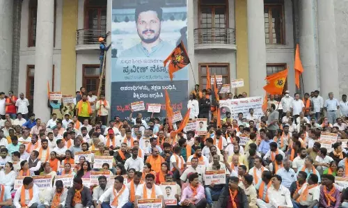 अरब देशों में छिपे हो सकते हैं प्रवीण नेत्तारू हत्याकांड के आरोपी : एनआईए सूत्र अरब देशों में छिपे हो सकते हैं प्रवीण नेत्तारू हत्याकांड के आरोपी : एनआईए सूत्र