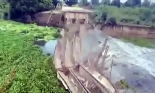 छत्तीसगढ़ में निर्माणाधीन पुल का हिस्सा ढहा, 12 लाख का नुकसान छत्तीसगढ़ में निर्माणाधीन पुल का हिस्सा ढहा, 12 लाख का नुकसान