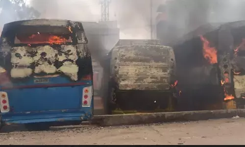 रांची के बस स्टैंड में आग लगने से पांच यात्री बसें जलकर खाक, मची भगदड़ रांची के बस स्टैंड में आग लगने से पांच यात्री बसें जलकर खाक, मची भगदड़