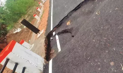 धंसने लगी एक माह पूर्व बनी सड़क