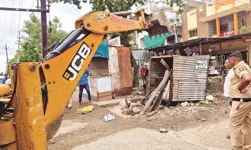 50 दुकानों के अतिक्रमण पर चला बुलडोजर