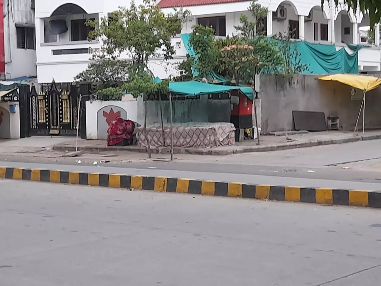 फुटपाथ पर अतिक्रमण ने किया परेशान फुटपाथ पर अतिक्रमण ने किया परेशान