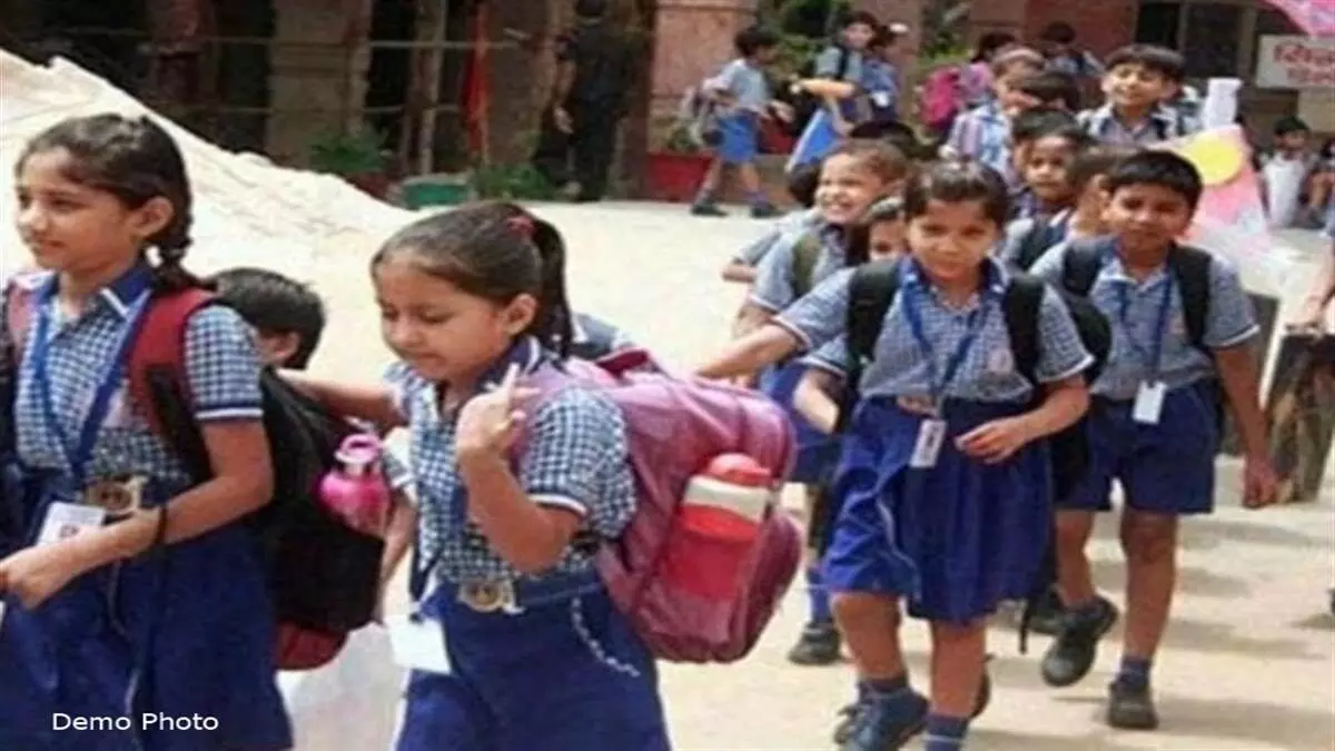 मुफ्त यूनिफॉर्म के फैसले में देरी पर उठे सवाल, विद्यार्थियों को अभी कई महीने करना होगा इंतजार मुफ्त यूनिफॉर्म के फैसले में देरी पर उठे सवाल, विद्यार्थियों को अभी कई महीने करना होगा इंतजार