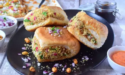 इस सुहावने मौसम में घर पर बनाएं कच्छी दाबेली, इस आसान रेसिपी से