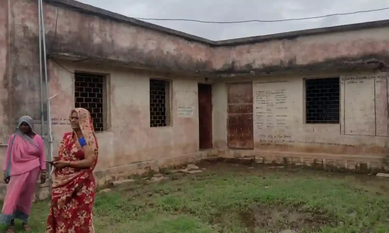 दरवाजे में दलदल, ढाई माह से बच्चों को नहीं मिला आंगनबाडी केन्द्रों में भोजन