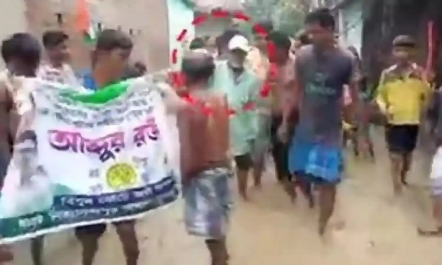 बंगाल: जनता ने टीएमसी विधायक को कीचड़ भरी सड़क पर चलने को किया मजबूर