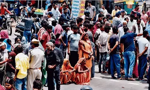 आत्महत्या का मामला, चकाजाम करके की जाँच व कार्रवाई की माँग