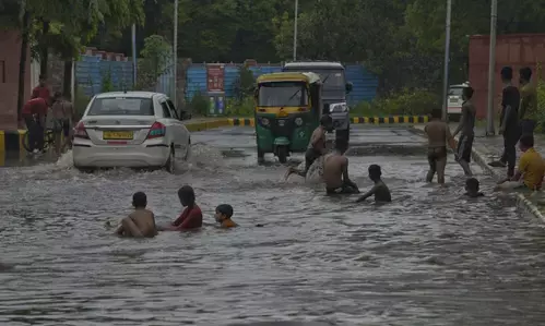 दिल्ली: डूबे ऑटो चालक के परिवार ने लगाई न्‍याय की गुहार, लापरवाही से मौत का मामला दर्ज