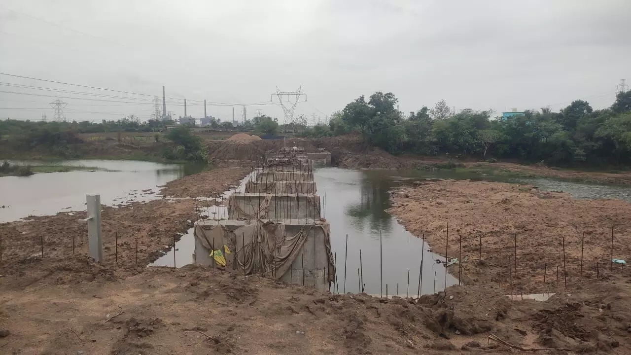 मजदूर न मिलने से थमा कोल्हापुरी बांध का निर्माण कार्य मजदूर न मिलने से थमा कोल्हापुरी बांध का निर्माण कार्य