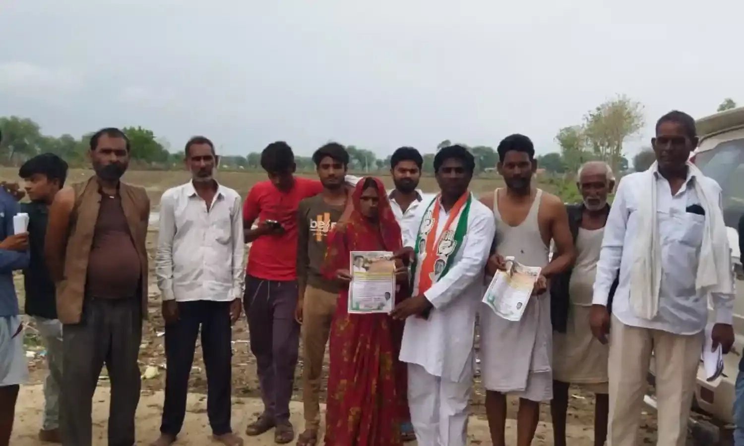 पीसीसी मेम्बर जीवनलाल सिद्धार्थ द्वारा भरवाये जा रहे नारी सम्मान योजना के फार्म