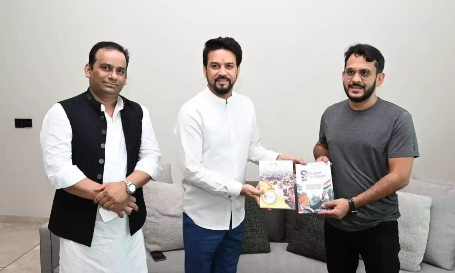 अनुराग ठाकुर ने शिखर धवन से की मुलाकात, मोदी सरकार की उपलब्धियों पर की बात